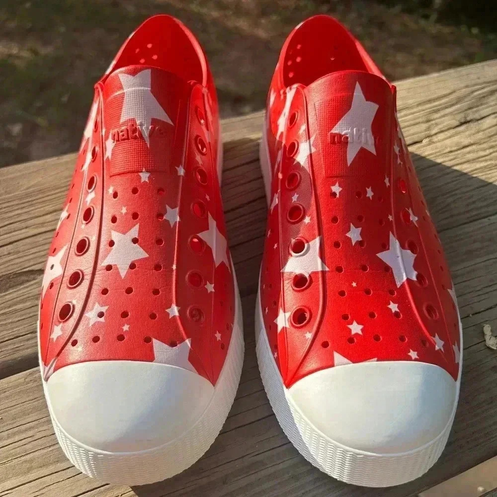 Native Unisex Jefferson slip on shoe. Size 10 Men. Red with stars. Americana
